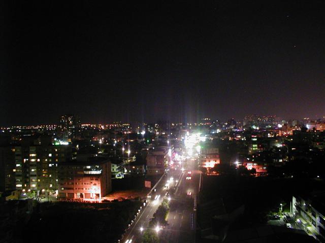 Jing-guo Road from the rooftops